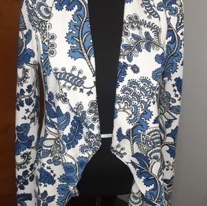 Jacket with relaxed collar